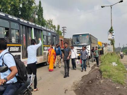 Supriya Sule took to the streets to smooth out Pune's traffic jam | Video: पुण्याची वाहतूक कोंडी सुरळीत करण्यासाठी सुप्रिया सुळे उतरल्या रस्त्यावर