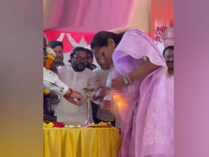 Supriya Sule saree caught fire while lighting the lamp | Video: सुप्रिया सुळे यांच्या साडीला दीपप्रज्वलन करताना आग