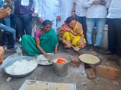 Breads made by Supriya Sule at sant tukaram palkhi ceremony Yavat Mukkami Pithal - Bhakri Chi Bet | तुकोबांच्या पालखी सोहळ्यात सुप्रिया सुळेंनी फिरवली भाकरी; यवत मुक्कामी पिठलं-भाकरीचा बेत