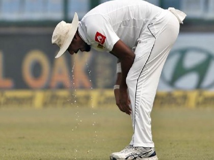 Kamcal vomited on the field! Sri Lanka's team pollution Haran | लकमलने मैदानावर केली उलटी! श्रीलंकेचा संघ प्रदूषणाने हैराण