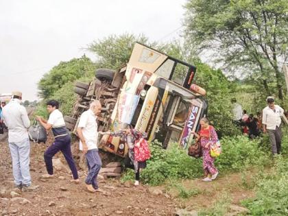 Gujarat devotees' bus overturned after container overturned; 36 passengers survived | कंटेनरने हुलकावणी दिल्याने गुजरातच्या भाविकांची बस उलटली; ३६ प्रवासी बचावले