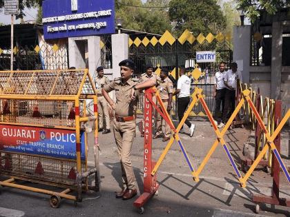 Is Surat in Pakistan? An angry question of Congress as workers going to Surat were obstructed by the police | "सुरत पाकिस्तानात आहे का?" सुरतला जाणाऱ्या कार्यकर्त्यांची पोलिसांकडून अडवणूक झाल्याने काँग्रेसचा संतप्त सवाल