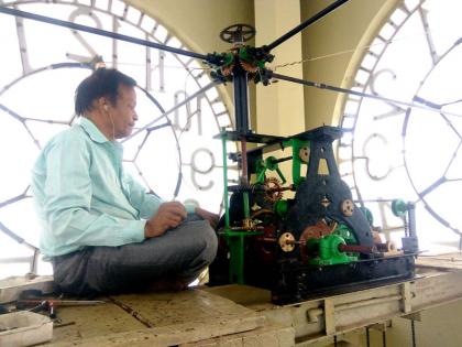 Surat's carpenter made the clock repair on Jalgaon tower | सुरत येथील कारागिराने केली जळगावातील टॉवरवरील घड्याळाची दुरुस्ती