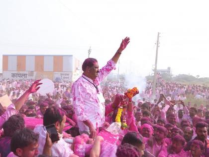 Suresh Dhas became the king of Ashti by holding the hands of the workers and campaigning carefully | कार्यकर्त्यांना हाताशी धरून नियाजनबद्ध प्रचाराने चौरंगी लढतीत सुरेश धस ठरले किंग