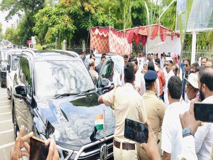 Shaktipeeth highway opponents blocked the car of the guardian minister in Sangli, strong slogans against the government | शक्तिपीठ महामार्ग विरोधकांनी सांगलीत पालकमंत्र्यांची गाडी अडवली, सरकारविरोधात जोरदार घोषणा 