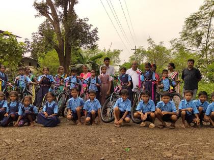 37 bicycles for students from Laksa Foundation on Diwali with the coloring and reconstruction of schools in the villages of Thane district! | ठाणे जिल्ह्याच्या गांवखेड्यांमधील शाळांची रंगरंगोटी, पुनर्बांधणीसह ऐन दिवाळीत लक्ष फाऊंडेशनकडून विद्यार्थ्यांना ३७ सायकली!