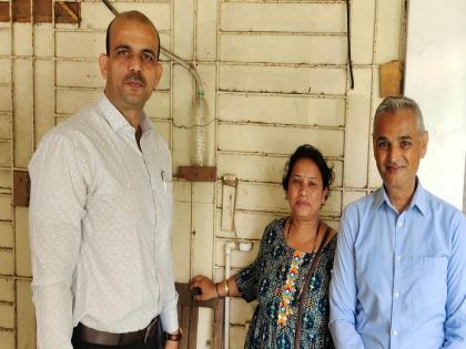 The education officer went down the stairs of the building to listen to the problem of the disabled couple! | दिव्यांग दाम्पत्याची समस्या ऐकण्यासाठी शिक्षणाधिकारी इमारतीचा जिना उतरले!