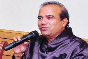 Playback singer Suresh Wadkar has been honored with the Amrapurkar Gaurav Award | पार्श्वगायक सुरेश वाडकर यांना अमरापूरकर गौरव पुरस्कार