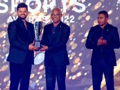 Former India cricketer Suresh Raina felicitated with ‘Sports Icon’ award by Government of Maldives | Suresh Raina ‘Sports Icon’ : CSK चा माजी खेळाडू सुरेश रैनाचा मालदीव सरकारकडून ‘Sports Icon’ पुरस्काराने गौरव!
