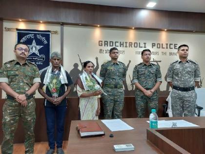 two hardcore naxals carrying 12 lakh reward surrenders before gadchiroli police | गडचिरोलीत दोन जहाल नक्षलवाद्यांचे आत्मसमर्पण, १२ लाखांचे होते बक्षीस