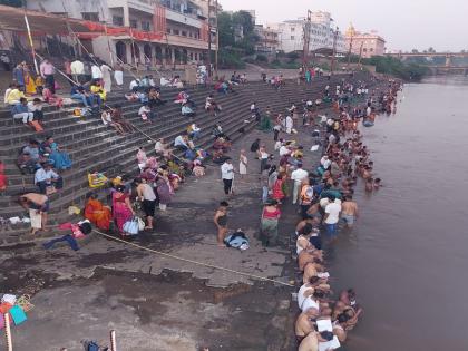 Surya Grahan 2022: Devotees flock to Datta temple in Nrusinhawadi, chant in river during eclipse | Surya Grahan 2022: नृसिंहवाडीतील दत्त मंदिरात भाविकांची गर्दी, ग्रहण काळात नदीत केले जपजाप्य