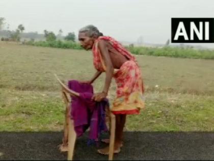 video surya harijan walks many kilometers with the support of broken chair to collect her pension | Video - हृदयद्रावक! रखरखतं ऊन, तुटलेल्या खुर्चीचा आधार; पेन्शनसाठी 70 वर्षीय आजींची धडपड