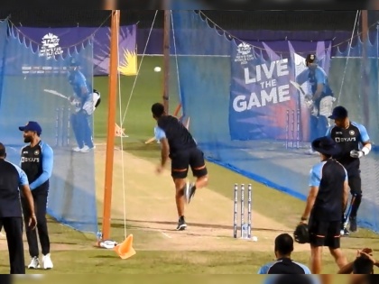 ICC T20 World Cup 2021 Ind vs Pak Live updates : Suryakumar Yadav rolls his arm during the practice session ahead of his maiden encounter at the T20 World Cup, Video  | T20 World Cup 2021 Ind vs Pak Live Score: Hardik Pandya ला पर्याय सापडला,  सहावा गोलंदाज म्हणून मधल्या फळीतील फलंदाजावर भार सोपवला, Video