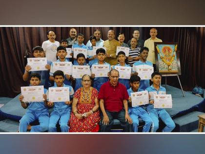 Honoring Mahesh Patil who performed 1200 Surya Namaskars! Hello Mandal Welfare Initiative | १२०० सूर्यनमस्कार घालणाऱ्या महेश पाटील याचा सन्मान! नमस्कार मंडळ कल्याणचा उपक्रम