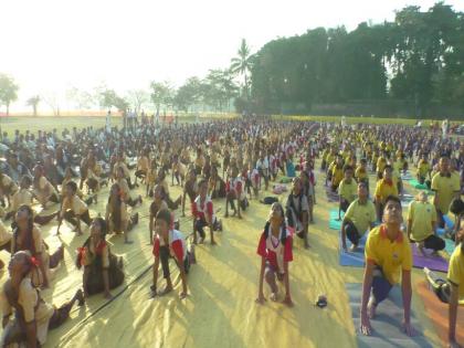 108 Surya Namaskars by students on the occasion of Eknath Shinde's birthday in Bhiwandi | भिवंडीत एकनाथ शिंदे यांच्या वाढदिवसानिमित्त विद्यार्थ्यांचे १०८ सूर्यनमस्कार