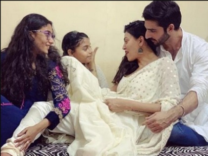 Sushmita Sen cuddles with boyfriend Rohman Shawl as she celebrates festivities with daughters Renée, Alisah | सुश्मिता सेनने बॉयफ्रेंड रोहमन शॉलसोबत अशी साजरी केली दिवाळी