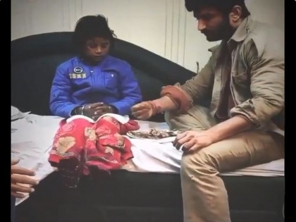 A Gem of a person! Here’s a video of Sushant Singh Rajput Bonding with a little fan | लहानग्या चाहतीला सुशांतने हाताने भरवले होते जेवण, व्हिडीओ पाहून चाहते झाले Emotional