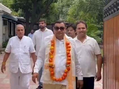 aap member sushil gupta wearing garland of tomatoes rs chairman objects | 'आप'चे खासदार टोमॅटोचा हार घालून राज्यसभेत पोहोचले; सभापती म्हणाले...