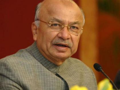 Sushilkumar Shinde is not sitting in the house as it has been defeated | पराभव झाला म्हणून घरात बसलो नाही : सुशिलकुमार शिंदे