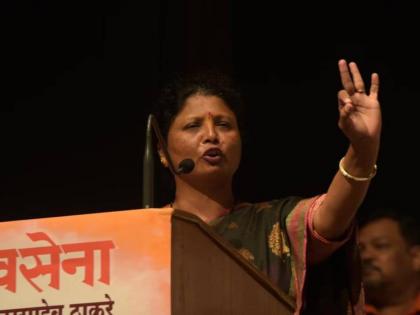 If Devendra Fadnavis is Cartridge then We Have Canon like Uddhav Thackeray says Sushma Andhare | फडणवीस काडतूस, तर आमच्याकडे ठाकरी तोफ; सुषमा अंधारे यांची टीका