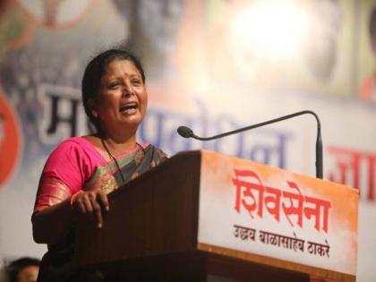 Sushma Andharen's health fell down, online meeting was also canceled due to low sugar level | सुषमा अंधारेंची तब्येत बिघडली, शुगर लेव्हल कमी झाल्याने ऑनलाइन सभाही रद्द