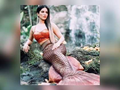 Sunny Leoni's Mermaid look photo on instagram | बॉलिवूडची ही अभिनेत्री बनली मरमेड, तिच्या एका अदावर असतात लाखो जण फिदा