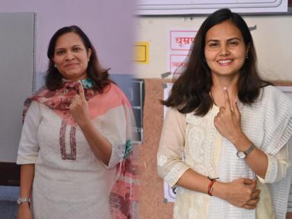 Solapur ZP CEO Manisha Awhale, Municipal Commissioner Sheetal Teli-Ugle cast their vote in a row. | सोलापूर झेडपीच्या CEO मनिषा आव्हाळे, मनपा आयुक्त शीतल तेली - उगलेंनी रांगेत उभारून केलं मतदान