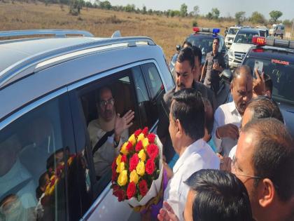 Uddhav Thackeray's arrival at Ozar Airport, will reach the venue of the Malegoan Sabha | उद्धव ठाकरेंचं ओझर विमानतळावर आगमन, थोड्याच वेळात मालेगाव सभास्थळी पोहचणार