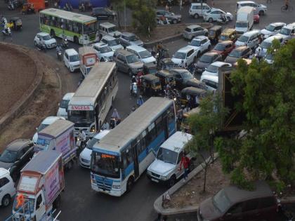 there is no signal system at mumbai port in nashik plight of citizens | मुंबई नाक्यावर सिग्नल यंत्रणा नसल्याने हाल