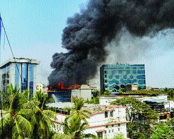 How about a fire in a closed company? | बंद कंपनीत आग लागलीच कशी?