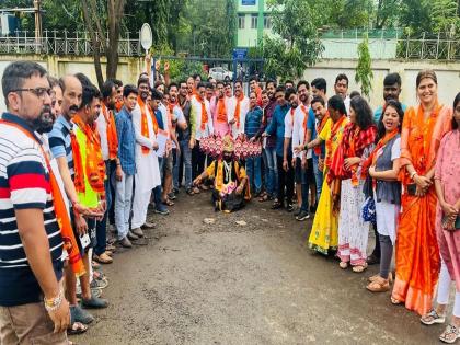 Agitation of MNS workers regarding the remoteness of the Mumbai Goa highway | मुंबई गोवा महामार्गाच्या दुरावस्थेबाबत मनसे कार्यकर्त्यांचं अनोखं आंदोलन