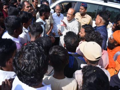 Guardian Minister Vikhe Patil stopped on the road and solved the problem of the students | पालकमंत्री विखे पाटील यांनी रस्त्यात थांबून सोडविला विद्यार्थ्यांचा प्रश्न