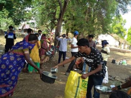 In Gadchiroli, the youth distribute the grain | Corona Virus in Gadchiroli; गडचिरोलीत युवकाने वाटले घरातले धान्य