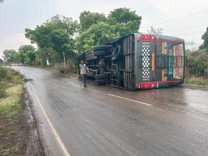 rushing private bus overturns 18 passengers injured incident near savkhed tejan fata in buldhana  | भरधाव खासगी बस उलटली, १८ प्रवासी जखमी; सावखेड तेजन फाट्याजवळील घटना 