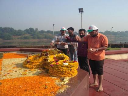 Water scarcity of Krishna-Koyane at Yashwantrao's memorial place | यशवंतराव चव्हाण यांच्या स्मृतिस्थळावर कृष्णा-कोयनेच्या पाण्याचे शिंपण, राजकारण्यांच्या स्पर्शाने स्मृतिस्थळ अपवित्र झाल्याचा आरोप