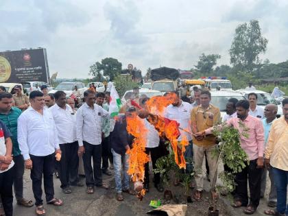 Kolhapur-Sangli highway potholed, The angry activists of Swabhimani burnt the symbolic effigies of the contractor and the project director | कोल्हापूर-सांगली महामार्ग खड्डेमय, स्वाभिमानीने ठेकेदार व प्रकल्प संचालकांचा प्रतिकात्मक पुतळ्या जाळला