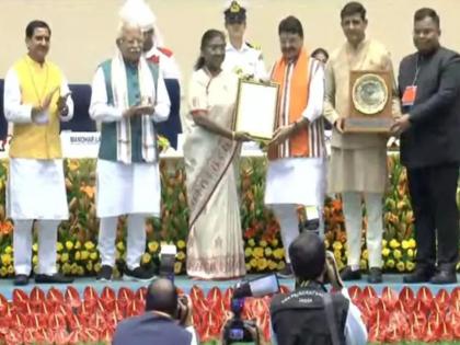 Indore has been declared the cleanest city in India for the eighth consecutive time, this city in Maharashtra has secured the third position. | इंदूर सलग आठव्यांदा ठरलं भारतातील सर्वात स्वच्छ शहर, महाराष्ट्रातील या शहरानं पटकावला तिसरा क्रमांक Indore has been declared the cleanest city in India for the eighth consecutive time, this city in Maharashtra has secured the third position. | इंदूर सलग आठव्यांदा ठरलं भारतातील सर्वात स्वच्छ शहर, महाराष्ट्रातील या शहरानं पटकावला तिसरा क्रमांक