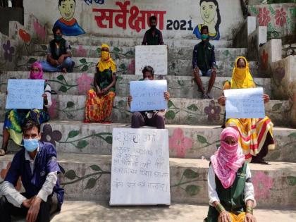 Black ribbons protested in Pune with black ribbons | पुण्यात स्वच्छ संस्थेच्या कचरा वेचकांचा काळ्या फिती लावून निषेध