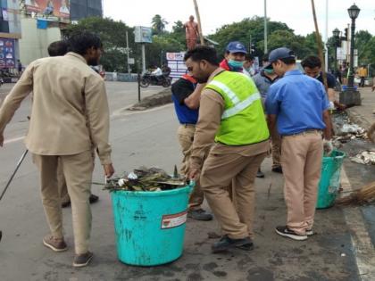 coronavirus: sanitary worker beatun up by police on janta curfew day rsg | coronavirus : जनता कर्फ्यूदिनी कामावर निघालेल्या स्वच्छता कर्मचाऱ्याला पाेलिसांकडून मारहाण