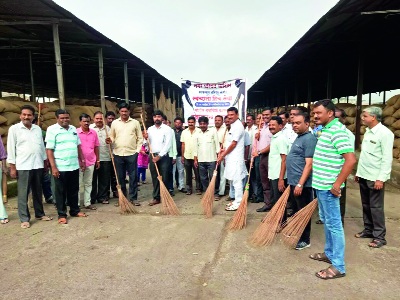 Officials, employees and employees cleanliness! | अधिकारी, कर्मचार्‍यांसह पदाधिकार्‍यांनी केली स्वच्छता!