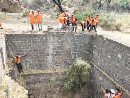 Cleaning of Bhuikot fort in Solapur by 1200 Mawals | बाराशे मावळ्यांकडून सोलापुरातील भुईकोट किल्ल्याची स्वच्छता