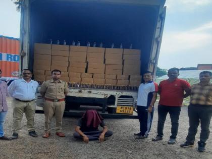 A truck carrying Goa-made liquor was caught by the Divisional Bharari Squad of the State Excise Department, claiming that it was transporting scrap | Kolhapur: ट्रकमध्ये भंगार असल्याचे सांगितले, मिळाली ७२ लाखांची दारू