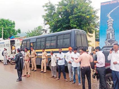 Bajrang Dal's attempt to erect a Swarajya Pillar on 'Devagiri' despite being denied permission by the Archeology Department | पुरातत्त्व विभागाने परवानगी नाकारल्यावरही देवगिरी किल्ल्यावर स्वराज्य स्तंभ उभारण्याचा प्रयत्न