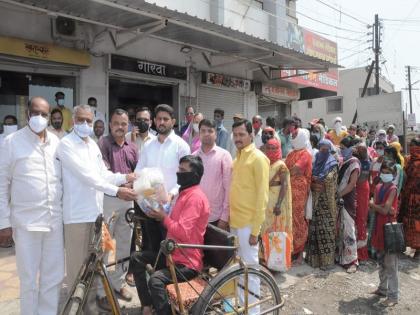 Swarajya Pratishthan helped the poor during the crisis, distributed one thousand grocery kits | स्वराज्य प्रतिष्ठानचा संकट काळात गरिबांना मदतीचा हात, एक हजार किराणा किटचे वाटप Swarajya Pratishthan helped the poor during the crisis, distributed one thousand grocery kits | स्वराज्य प्रतिष्ठानचा संकट काळात गरिबांना मदतीचा हात, एक हजार किराणा किटचे वाटप