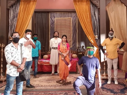 Shoot for serial Swarajya Janani Jijamata resumes with precautions on set | अखेर शूटिंगला सुरुवात, मास्क, सॅनिटाईझर असे नियम पाळून कलाकार करतायेत काम