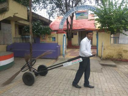 Minimum cost cleaning machine prepared by city council engineer | नगर परिषद अभियंत्याने तयार केली किमान खर्चाची सफाई मशीन     