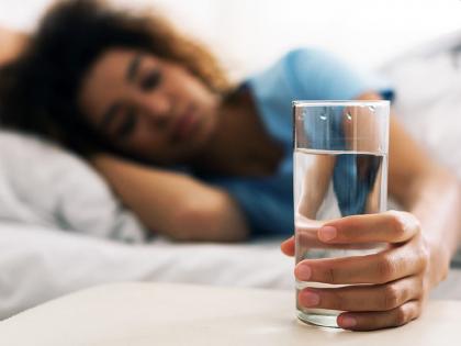 Should drink water before going to bed at night ?; Experts warn | रात्री झोपण्यापूर्वी पाणी प्यावे की पिऊ नये?; तज्ज्ञांनी केलं सतर्क