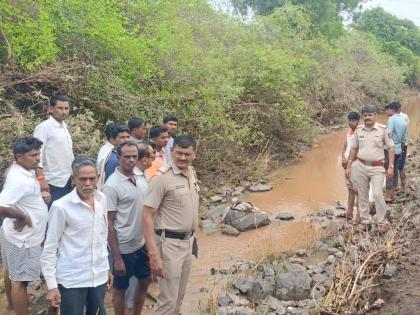 Elderly man washed away from bridge in Gharod | घारोड येथे नाल्याच्या पुलावरून वृद्ध वाहून गेला, पुतण्या पोहता येत असल्याने बचावला Elderly man washed away from bridge in Gharod | घारोड येथे नाल्याच्या पुलावरून वृद्ध वाहून गेला, पुतण्या पोहता येत असल्याने बचावला