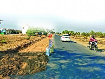 The work of Chaufula-Supa road was finally completed | चौफुला-सुपा रस्त्याच्या कामाला अखेर मुहूर्त मिळाला