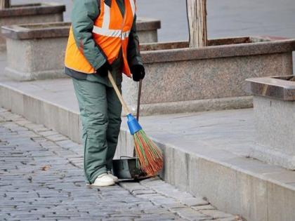 Sweeper worker in Australia are paid lakhs of rupees but workers have ignored it | सफाई कर्मचाऱ्यांना ८ तास ड्युटी आणि लाखोंचा पगार; तरीदेखील कामगारांनी फिरवली पाठ